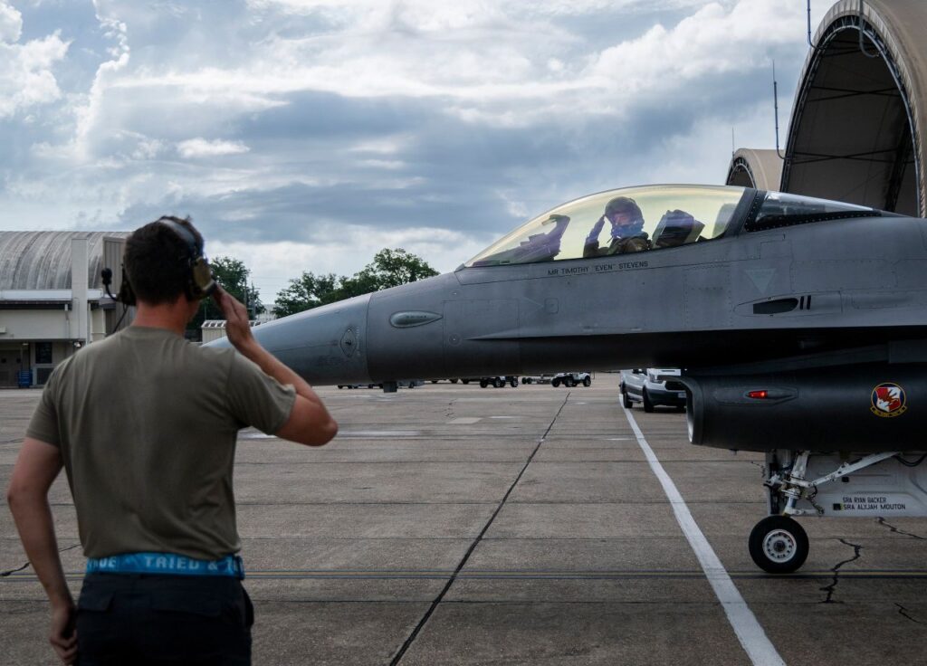 F-16 piloté par IA : la DARPA franchit un cap avec VENOM