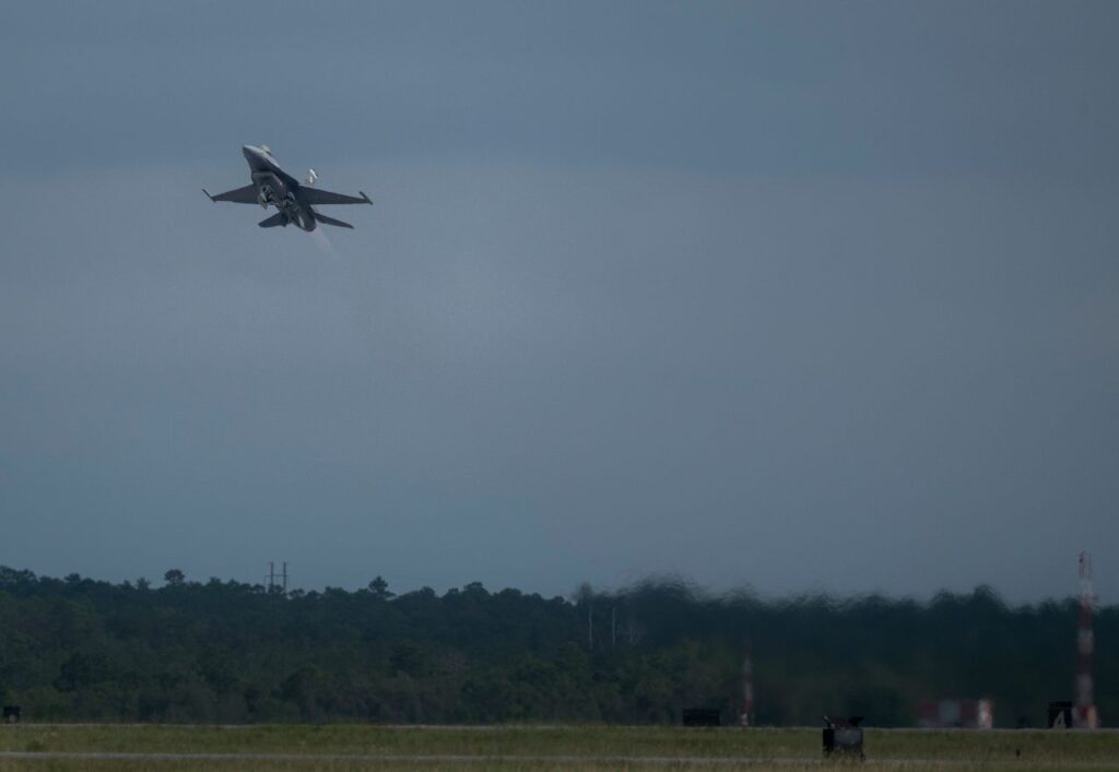 F-16 piloté par IA : la DARPA franchit un cap avec VENOM