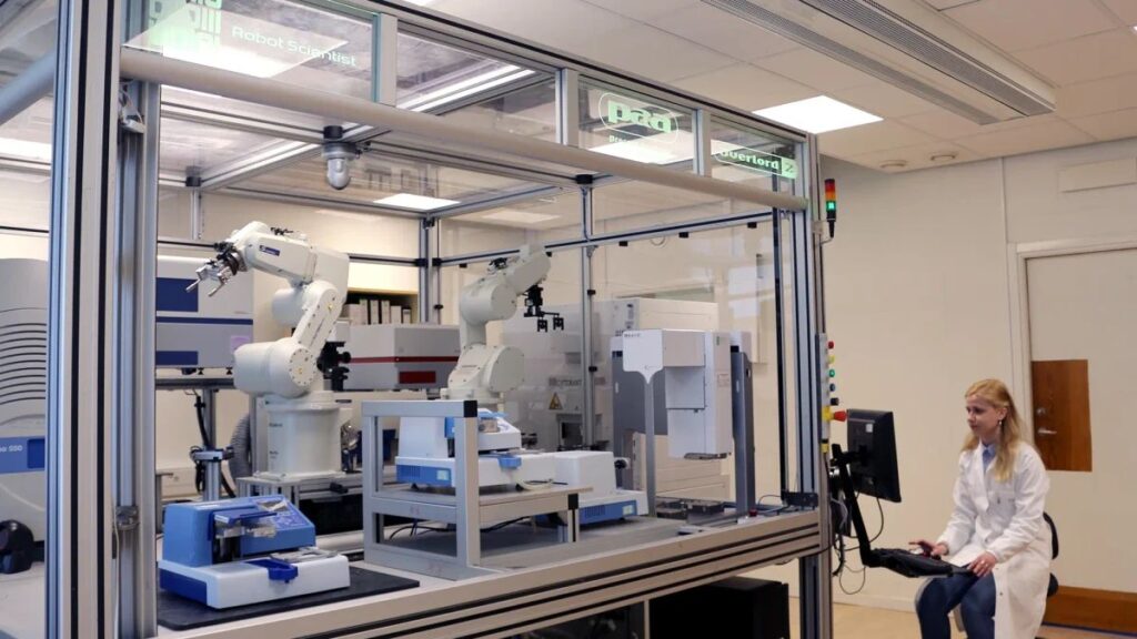 IA scientifique : le robot Eve mène seul ses expériences