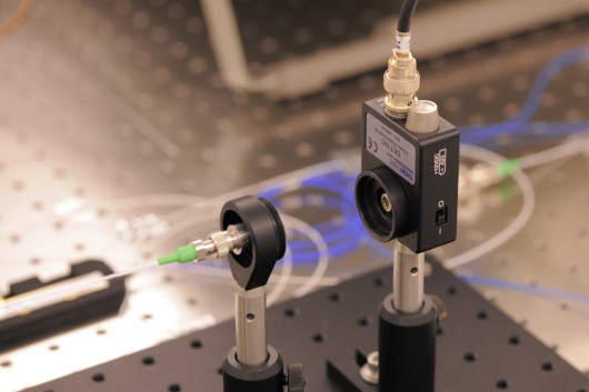 Système laser à large bande utilisé pour détecter des ondes gravitationnelles