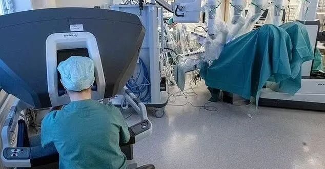 Le premier bébé au monde né d'un utérus transplanté par un robot