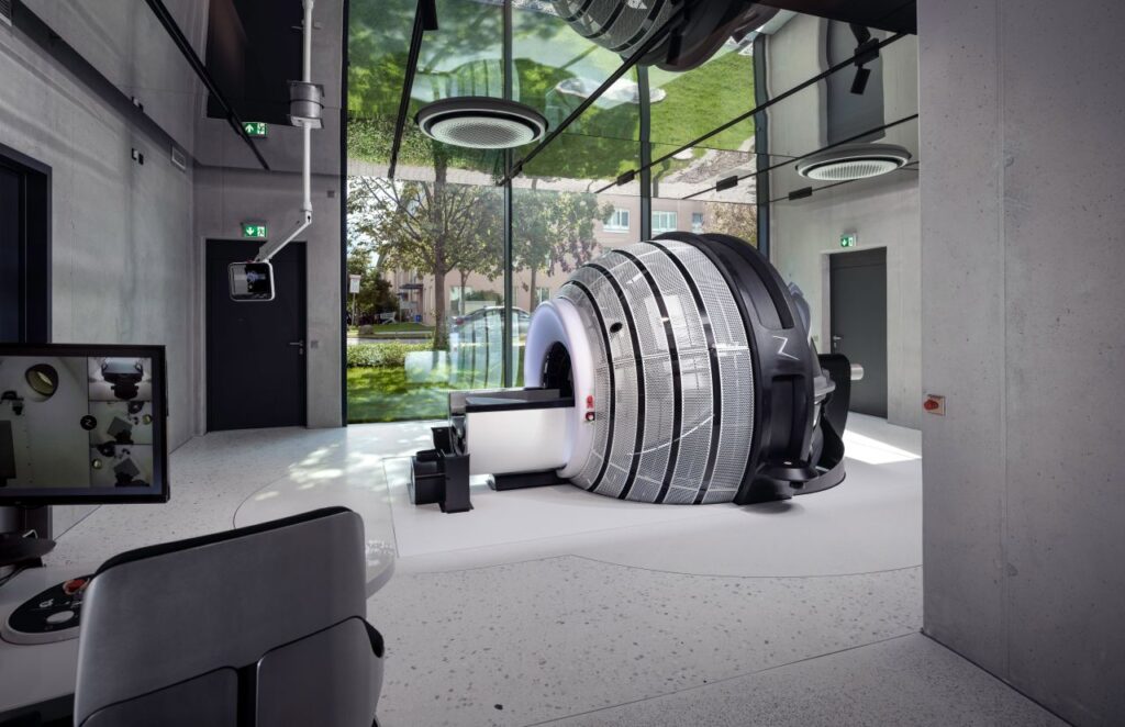 ZAP-X la machine qui traite une tumeur au cerveau en 30 minutes, sans bistouri, sans anesthésie et sans hospitalisation