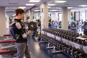 L’exosquelette Titan Arm augmente votre force musculaire