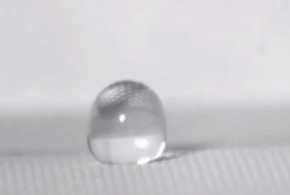 Un revêtement nanométrique qui repousse presque tous les liquides